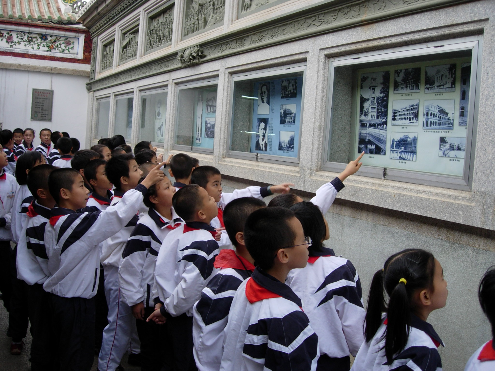 集美小学学生参加鳌园陈嘉庚事迹图片陈列