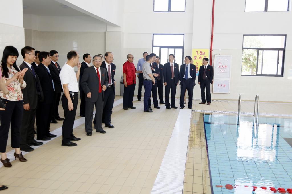 陈少宏会长参观集美大学诚毅学院游泳馆