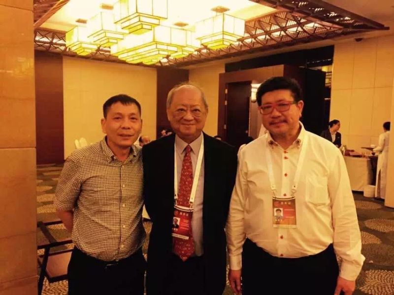 北美集美校友会会长陈少宏先生与新加坡怡和轩俱乐部主席潘国骆先生和陈嘉庚孙子陈君宝先生合影