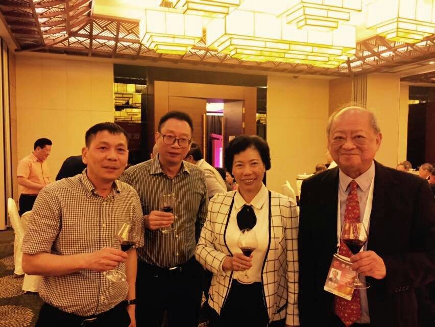 北美集美校友会会长陈少宏先生和名誉会长陈凯军先生与中国侨联副主席、福建省侨联主席王亚君合影