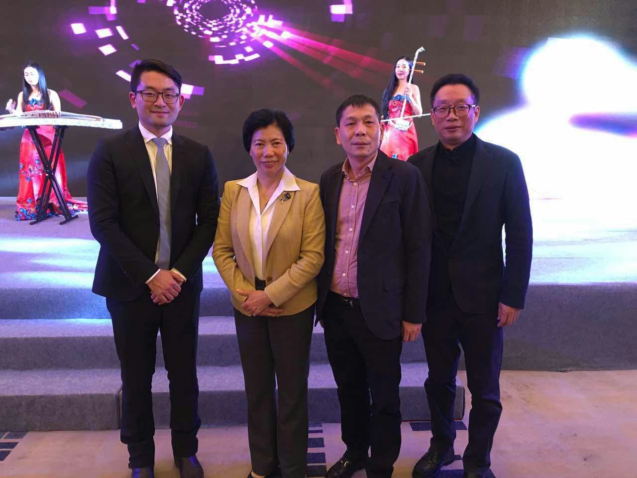 北美集美校友会会长陈少宏、名誉会长陈凯军和常务副会长陈昱希与福建省侨联主席王亚君女士合影