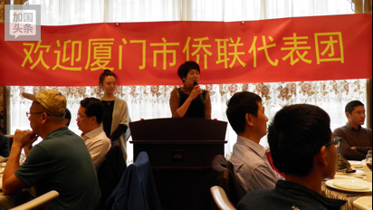 厦门侨联代表团向北美集美校友会赠送了纪念品